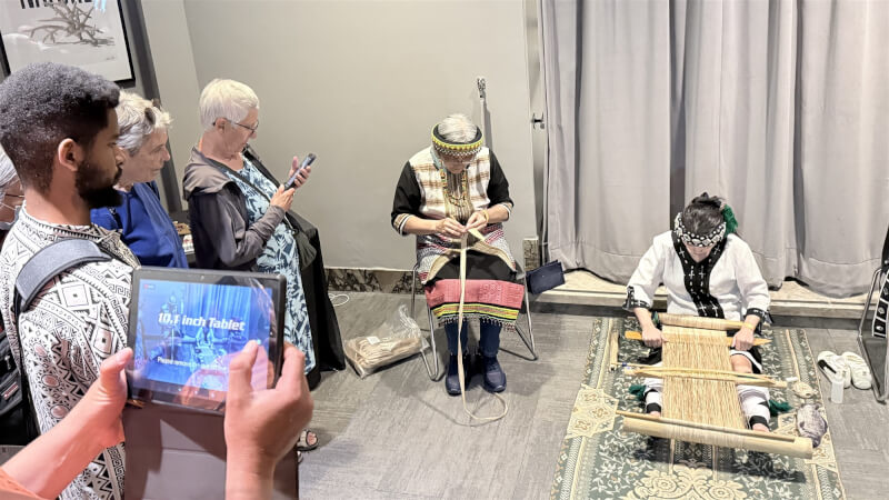 臺灣原住民工藝師在安省皇家博物館座談會後,現場展示噶瑪蘭族香蕉絲編織技藝。