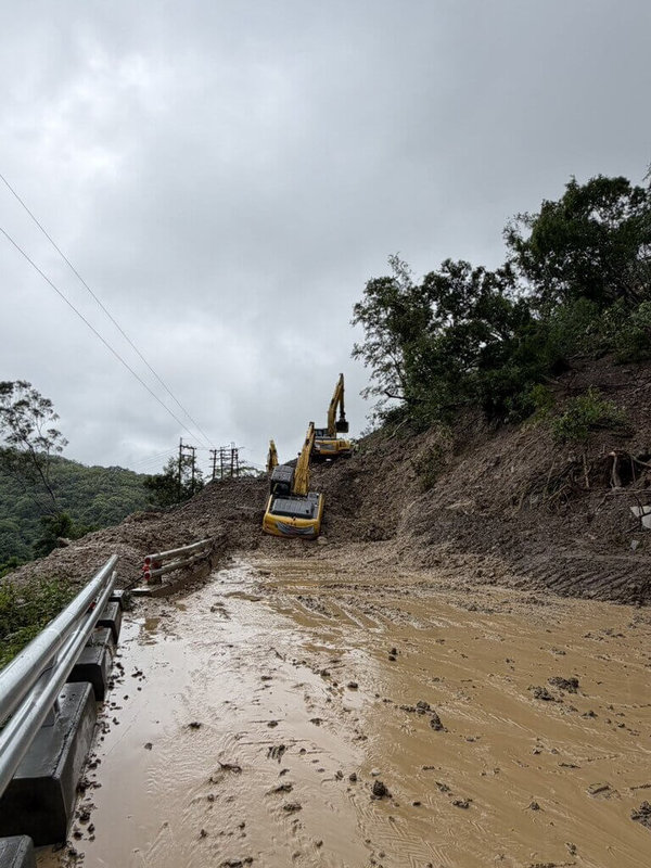 受低壓帶及偏強西南風影響，高雄山區連續降雨，公路局南區養護工程分局甲仙工務段25日朝巡時，發現台20線白雲寺路段發生右側上邊坡大量土石坍滑情形，已持續調派搶修機具至現場進行清除坍方作業。（甲仙工務段提供）中央社記者張已亷傳真　115年8月25日