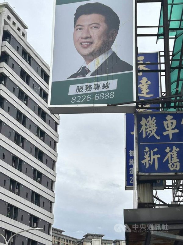 新黨台北市議員參選人游智彬25日搭著宣傳車到民進黨新北市議員參選人張志豪服務處抗議還朝招牌扔擲雞蛋，當場被依毀損現行犯逮捕。（翻攝畫面）中央社記者曹亞沿傳真　115年8月25日