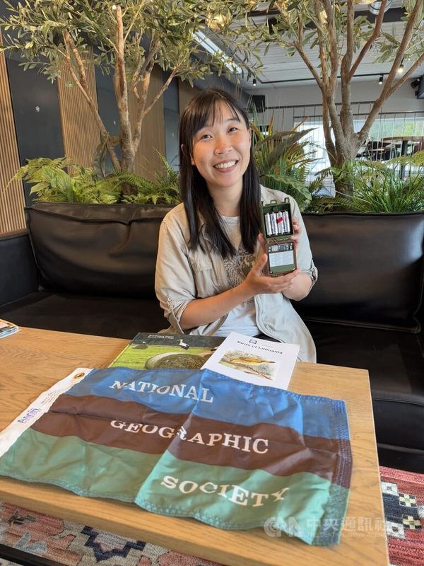 曾奕晴喜歡走出戶外，她表示，讓自己真正著迷的，是研究背後所帶來的探索過程、開啟的機會，以及接觸到的人們與故事。圖為曾奕晴向記者分享展示她做研究的儀器、蒐集的書籍以及國家地理學會的旗幟。中央社記者游堯茹維爾紐斯攝　115年8月25日