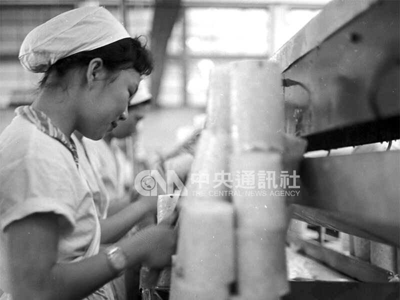 女作業員在調理台前,修整機器削皮後所殘餘的果皮,是確保品質的必要程序。中央社記者秦炳炎攝 49年8月26日