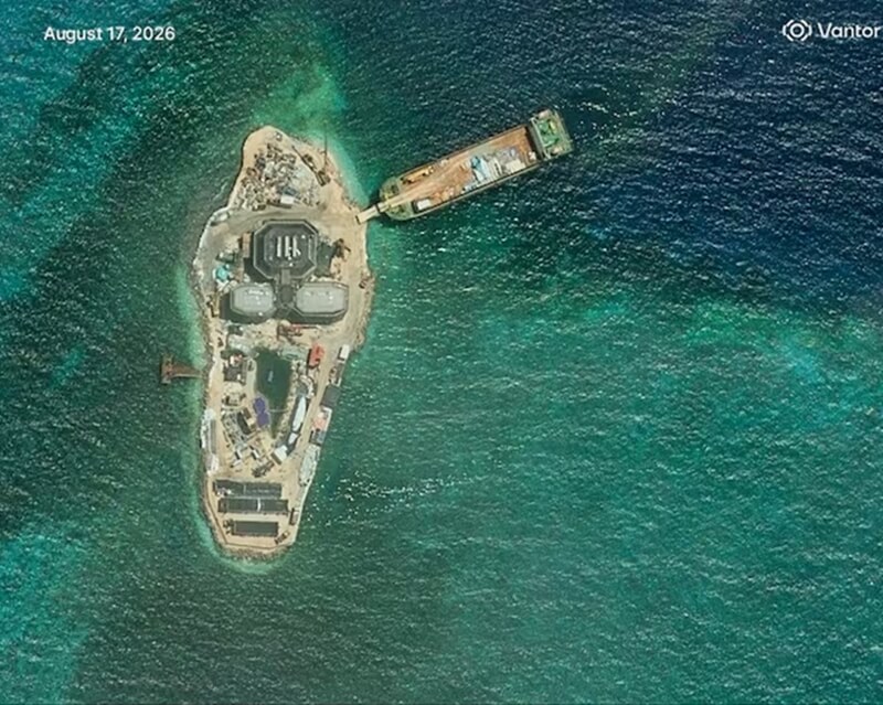 根據路透社查閱的衛星圖像，在有主權爭議的南海，一座靠近西沙群島羚羊礁的小島上出現新設施。分析人士認為中國正在當地建設其規模最大軍事基地。（Vantor/Handout via 路透社）
