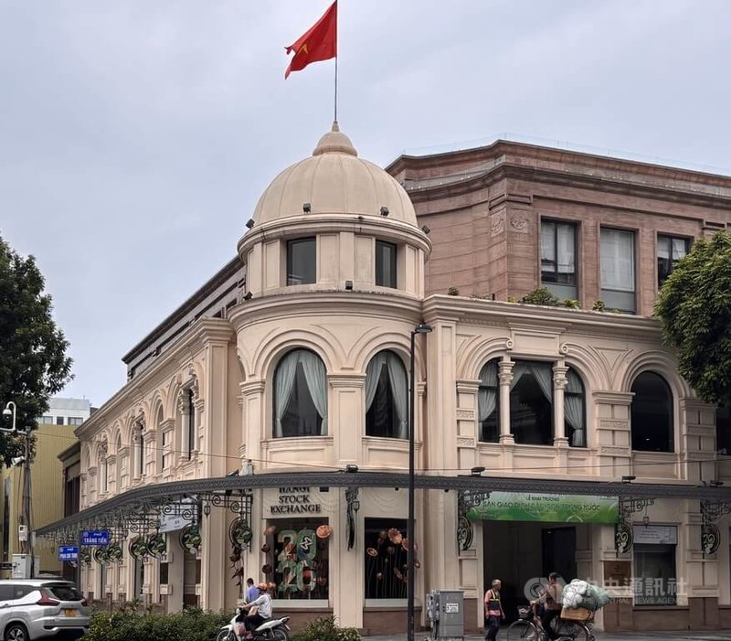 越南股市經過多年改革、鬆綁，9月將被富時羅素從邊境市場升格為新興市場，迎來資本市場歷史轉折點，外國投資人密切觀察，等待時機進場。圖為河內證券交易所。中央社記者曾婷瑄河內攝　115年8月25日
