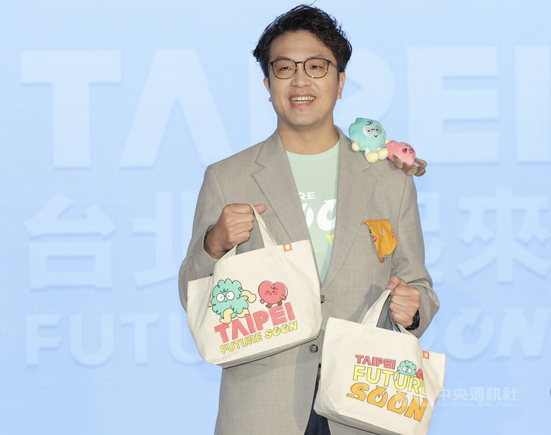 「2026洋流好物暨沈伯洋競選辦公室發言人公布記者會」25日在台北舉行，民進黨台北市長參選人沈伯洋拿著小提袋與布偶「奔奔」、「抱抱」登場。中央社記者翁睿坤攝　115年8月25日