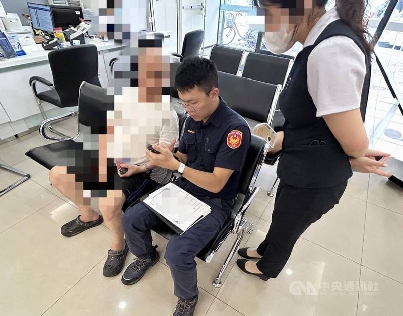 台中陳姓男子（左）日前欲網購冷凍鮭魚商品，卻被要求「實名制認證」須開啟無卡提款、翻拍付款碼等，他因對金融操作不瞭解到附近銀行洽詢，經行員發現有異報案，警方到場勸阻，成功阻詐。（翻攝照片）中央社記者蘇木春傳真　115年8月25日
