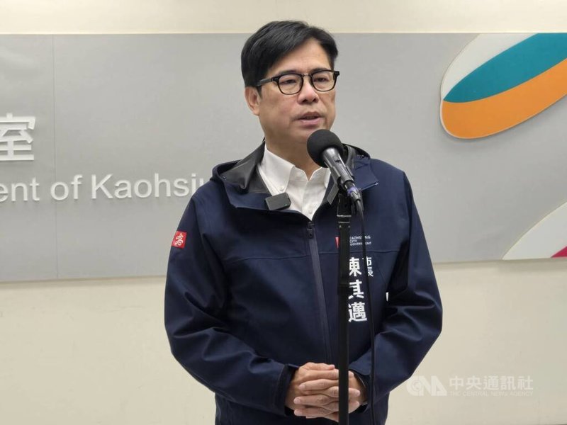 高雄連日豪雨成災，市長陳其邁26日接受媒體聯訪表示，對於路面破損，已陸續填平修補，將維持所有主要幹道交通暢通。中央社記者蔡孟妤攝　115年8月26日
