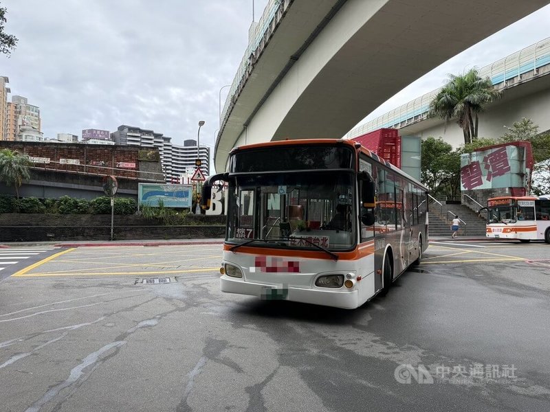 新北市新店區26日上午8時許，一輛台北客運棕7線公車行經新店路，轉彎要駛入公車總站時撞到行人，行人當場倒地腦出血送醫。（翻攝畫面）中央社記者曹亞沿傳真 115年8月26日