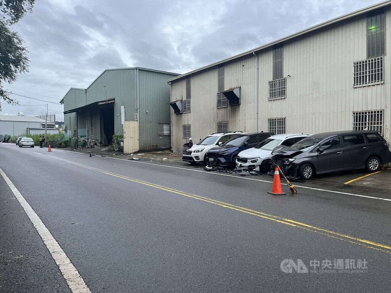 台中市警局霧峰分局24日下午獲報，霧峰區峰堤路段發生多車遭撞事故，警方到場時發現41歲顏姓男子不明原因撞擊路旁停放的4輛汽車，經毒品唾液快篩呈陽性反應被依法送辦。（翻攝照片）中央社記者蘇木春傳真　115年8月26日