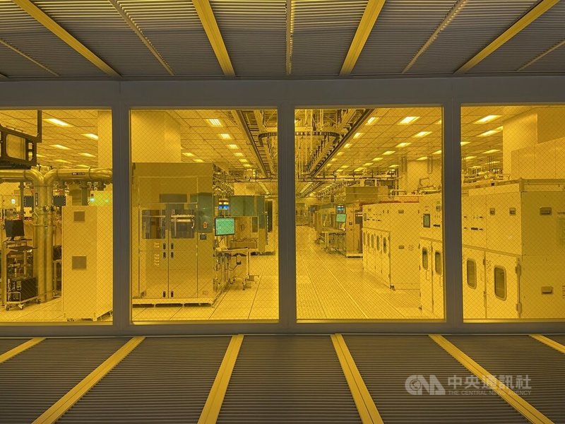 力成竹科廠扇出型面板封裝（FOPLP）自動化產線26日首次曝光，鎖定人工智慧AI晶片先進封裝應用。中央社記者鍾榮峰攝　115年8月26日