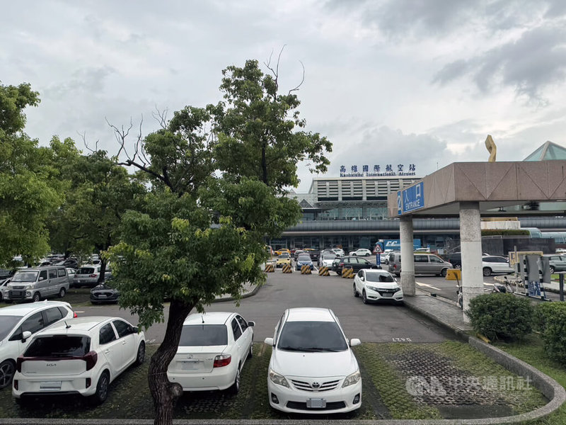 交通部指出，高雄小港機場目前有26家航空公司投入營運，航線遍及10個國家、35個航點，夏季班表每週415班，較民國108年成長13%，115年全年旅客量可突破700萬人次。中央社記者余曉涵攝　115年8月26日