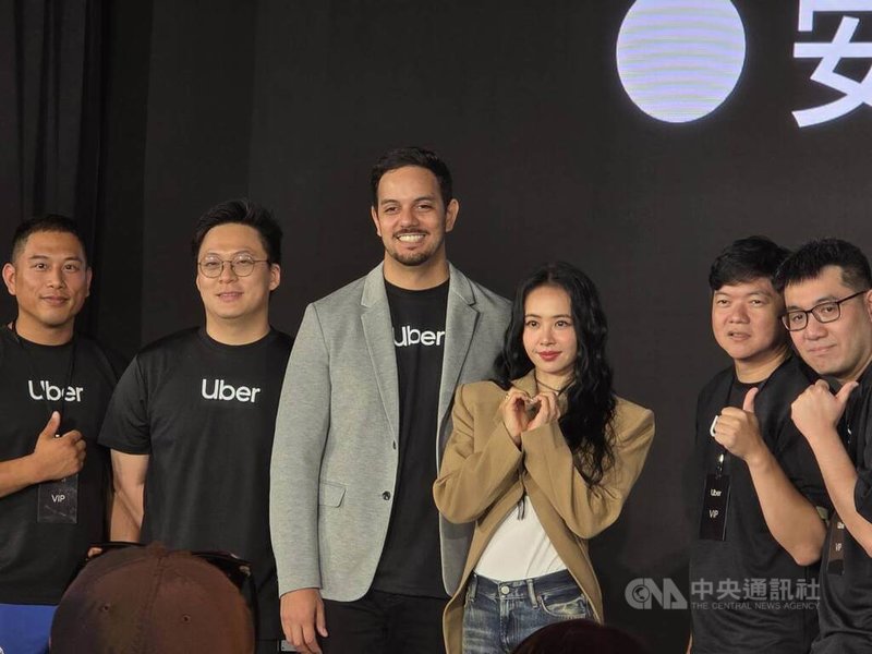 Uber 26日舉辦「安啦，有Uber在」記者會，宣布新年度品牌代言人蔡依林（右3）推出品牌廣告。圖左3為Uber台灣總經理莫德安（Cesar Molina Leguia）。中央社記者江明晏攝　115年8月26日