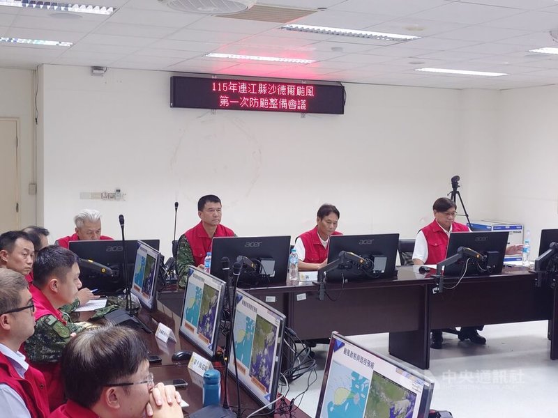 颱風沙德爾暴風圈有機會通過馬祖，連江縣政府26日下午召開防颱整備工作會議，由縣長王忠銘（右2）主持。中央社記者潘欣彤攝　115年8月26日