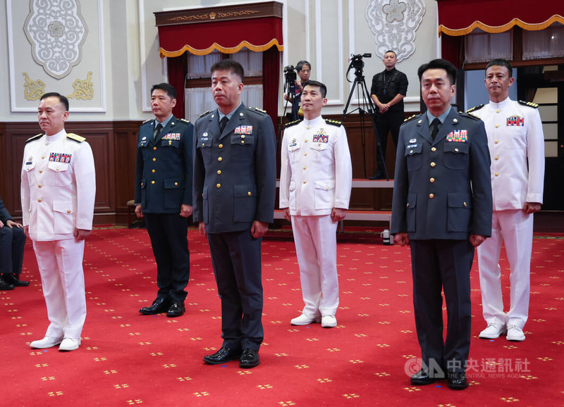 中華民國115年9月份將官晉任授階典禮29日在總統府舉行，核定李春政（前左1）將軍晉任中將，巫智勝（前左2）、許宏銘（前左3）、李思賢（後左1）、戴志瑋（後左2）、何志威（後左3）晉任少將。中央社記者張新偉攝 115年8月26日