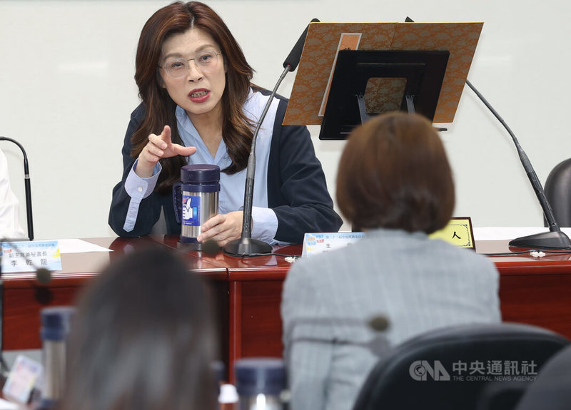國民黨中常會26日下午在中央黨部舉行，黨主席鄭麗文（後中）出席主持會議，和與會的中常委交談互動。中央社記者謝佳璋攝  115年8月26日