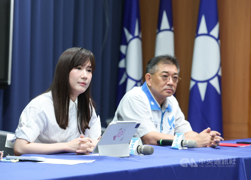 國民黨26日在中央黨部舉行中常會，發言人柳采葳（左）、考紀會主委張雅屏（右）出席會後轉述記者會。柳采葳表示，會中通過的2個考紀案是無異議、全數通過的情況。中央社記者謝佳璋攝  115年8月26日