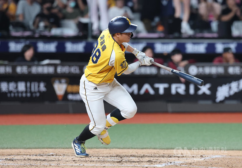 中華職棒中信兄弟隊宋晟睿（圖）26日例行賽8局下半敲出中外野關鍵安打，送回二壘跑者江坤宇得分，助隊先馳得點、取得領先。中央社記者趙世勳攝　115年8月26日