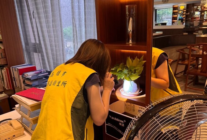 高雄市26日公布新增1例登革熱境外移入確診個案，防疫人員隨即展開疫調與防治強化。（高雄市衛生局提供）中央社記者林巧璉傳真　115年8月26日
