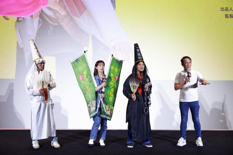 國片「怎麼可能我家的祖先是你家的鬼」26日舉辦試片記者會，導演蘇達（右2）跟演員撒基努（左）扮「黑白無常」，和小薰（左2）一同出席分享拍攝心得。（華映提供）中央社記者王心妤傳真　115年8月26日