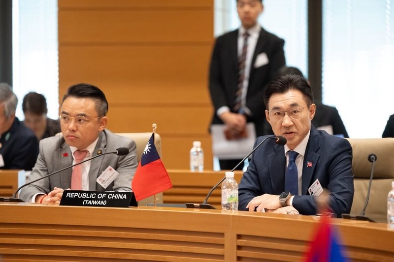 立法院副院長江啟臣（右）26日率跨黨派代表團出席「亞洲太平洋國會議員聯合會」（APPU）大會閉幕式，他表示，台灣樂願參與國際機制，共同維護海洋環境並積極做出貢獻。（立法院提供）中央社記者王承中傳真　115年8月26日