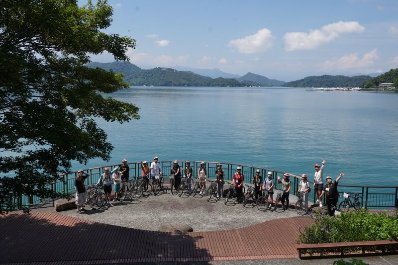 交通部觀光署日月潭國家風景區管理處舉辦「旅遊安全戶外（水陸域）活動宣導課程暨營隊」，透過自行車騎行（圖）、立式划槳體驗、步道健行、遊艇導覽，帶領學員實地學習水域、陸域安全知識。（日月潭國家風景區管理處提供）中央社記者蕭博陽南投縣傳真　115年8月26日