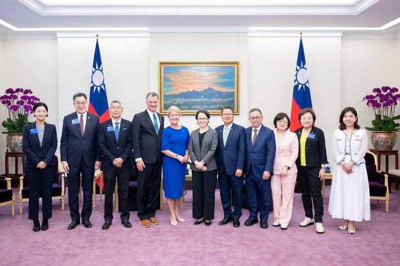 副總統蕭美琴（中）26日接見國際扶輪基金會保管委員會主席珍妮佛．瓊斯（Jennifer E. Jones）（左5）一行。（總統府提供）中央社記者葉素萍傳真　115年8月26日