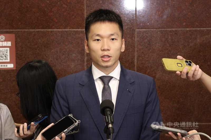 威廉瓊斯盃國際籃球邀請賽，台灣藍隊分組預賽以1勝5負位居墊底，卻可依賽制保送晉級4強，引發爭議。運動部長李洋（圖）26日受訪表示，這幾天一直在跟籃協溝通，並請籃協不要在國際性邀請賽上失信於國際，相信籃協後續一定會有精進作為，若他有明確訊息會再向大家說明。中央社記者吳家昇攝　115年8月26日