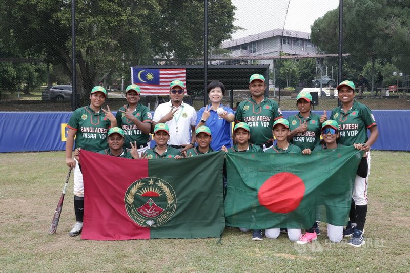 孟加拉Ansar & VDP女子棒球隊12日起在馬來西亞參加為期5天的「2026年馬來西亞女子棒球錦標賽」，台灣國際棒球裁判劉柏君（後排中）與孟加拉球員及教練合影。圖為115年8月13日拍攝。中央社記者黃自強吉隆坡攝　115年8月26日