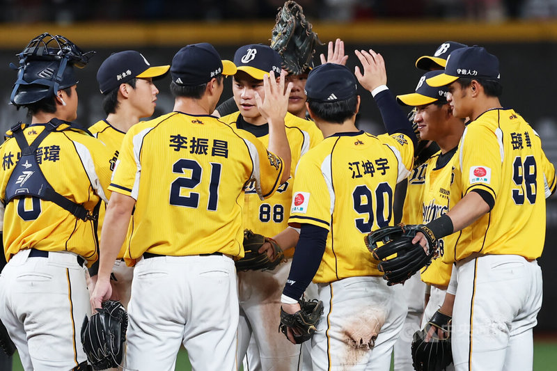 中華職棒中信兄弟隊（圖）26日持續在台北大巨蛋主場迎戰樂天桃猿隊，終場兄弟以2比0拿下大巨蛋主場首勝，球員在場中開心慶祝。中央社記者趙世勳攝　115年8月26日