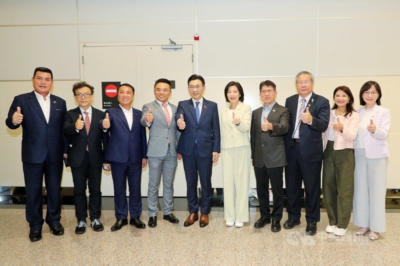 立法院副院長江啟臣（左5）率跨黨派代表團訪日出席「亞洲太平洋國會議員聯合會」（APPU）大會，26日晚間結束行程返抵台灣，在機場分享本次出訪收穫。中央社記者吳睿騏攝　115年8月26日