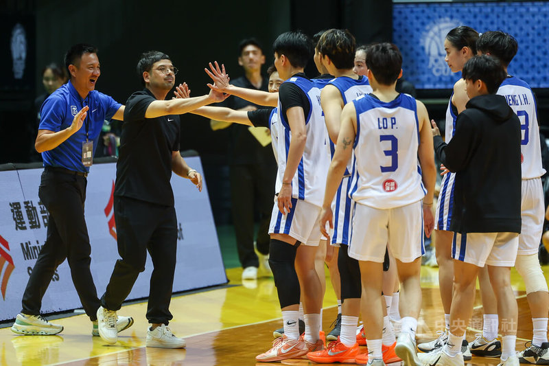2026第45屆新北威廉瓊斯盃國際籃球邀請賽女子組賽事26日在新莊體育館點燃戰火，晚間地主台灣藍隊首戰對上韓國，終場台灣藍開心收下首勝，總教練前田顯藏（左2）賽後與球員擊掌慶祝。中央社記者王騰毅攝  115年8月26日