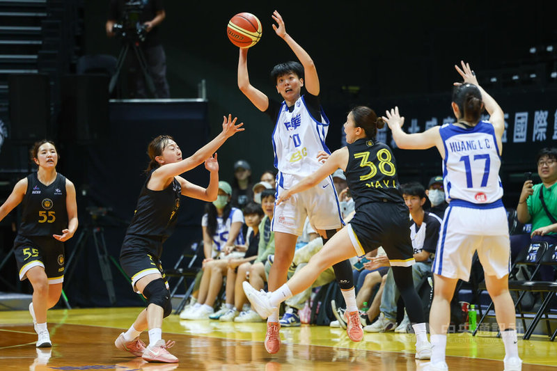2026新北威廉瓊斯盃國際籃球邀請賽女子組賽程26日開打，台灣藍隊首戰交手韓國隊，台灣藍球員韓雅恩（中）在對手包夾下分球，終場拿下全隊最高的15分，助隊以75比69旗開得勝。中央社記者王騰毅攝  115年8月26日