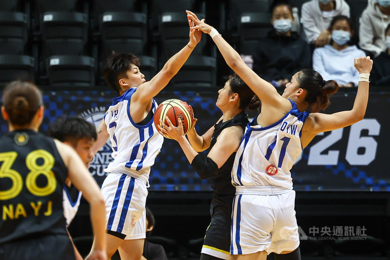 2026第45屆新北威廉瓊斯盃國際籃球邀請賽女子組賽事26日在新莊體育館開打，台灣藍隊首戰交手韓國隊，台灣藍球員祭出包夾嚴防對手。中央社記者王騰毅攝  115年8月26日