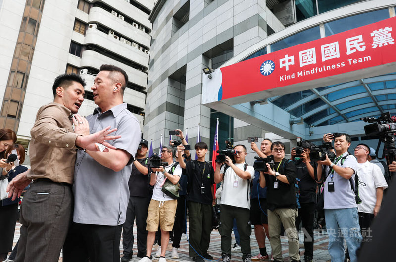 遭國民黨開除黨籍的前青年部副主任丁瑀（前左）26日下午到國民黨中央黨部抗議，被阻擋在門外。中央社記者謝佳璋攝  115年8月26日