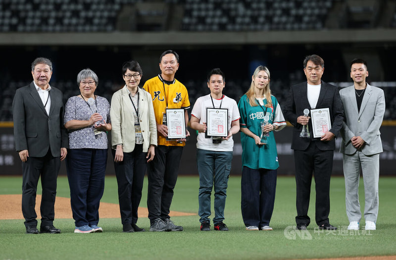 中華職棒26日在台北大巨蛋賽前舉行2026台灣棒球名人堂入堂儀式，今年由中信兄弟領隊彭政閔（右2）、已故棒球教練李來發及「台灣體大棒球之父」林國輝獲選，彭政閔與2名前輩的家屬代表一同和運動部長李洋（右）、台灣棒球名人堂協會理事長林華韋（左）合影留念。中央社記者趙世勳攝 115年8月26日