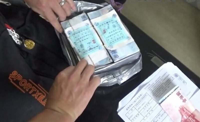 嘉義縣警方日前成功阻止詐騙案，讓中埔男子在被詐新台幣200萬後，避免再失血，並逮捕車手查扣贓款。（警方提供）中央社記者蔡智明傳真　115年8月26日