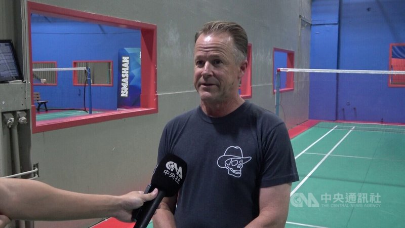 麥克穆林（Eric McMullin）創立洛杉磯聖蓋博谷羽球俱樂部（San Gabriel Valley Badminton Club）31年，從最初僅有3面球場，擴大規模到18面。麥克穆林曾到台灣參加清晨盃，見證台灣人對羽球的熱情。中央社記者林宏翰洛杉磯攝　115年8月26日