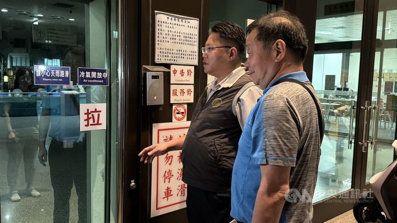 台東縣政府辦理農路拓寬涉圖利渡假村案，檢調單位26日以證人身分約談前台東縣議會秘書長吳慶榮（前右），晚間移送台東地檢署複訊。中央社記者盧太城攝　115年8月26日
