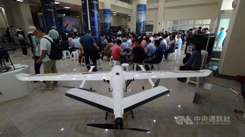 亞洲無人機AI創新應用研發中心6月舉行「軍民通用無人載具技術高峰論壇暨科技新品發表會」，現場展示長航時垂直起降無人機。（中央社檔案照片）