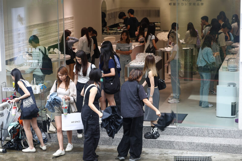 行政院研擬「中小微企業轉型升級發展條例」草案，擴大適用對象，納入商圈、市場、夜市及小店家等小微業者。圖為台北市赤峰街一處商家購物人潮不斷。（中央社檔案照片）