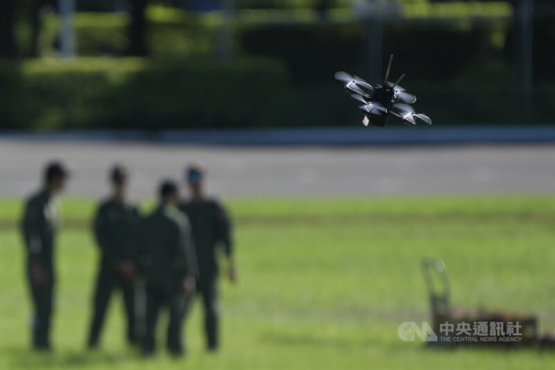特種作戰指揮部官兵展現平時訓練成果，操演無人機。（中央社檔案照片）