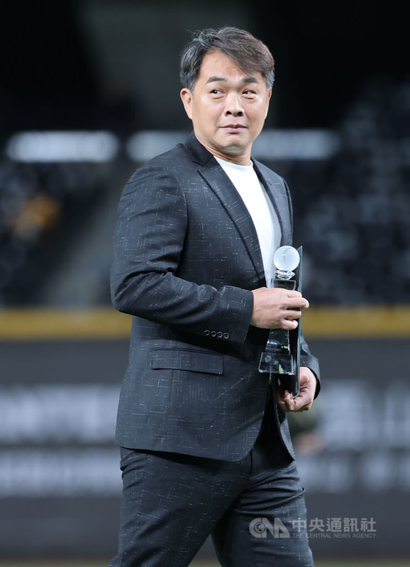 中華職棒中信兄弟隊領隊彭政閔（圖）26日正式進入台灣棒球名人堂，晚間在台北大巨蛋例行賽前的入堂儀式上接過獎座與證書。中央社記者趙世勳攝　115年8月26日