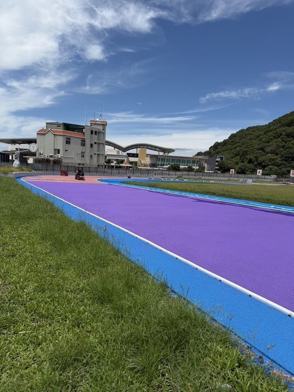 颱風沙德爾最快27日發布海警，連江縣政府26日召開防颱整備工作會議，縣長王忠銘會中要求各項公共工程須做好防颱，尤其教育處的福澳運動場改善工程（圖），包商趕工鋪設跑道之餘更應加強防颱準備。（民眾提供）中央社記者潘欣彤傳真　115年8月26日