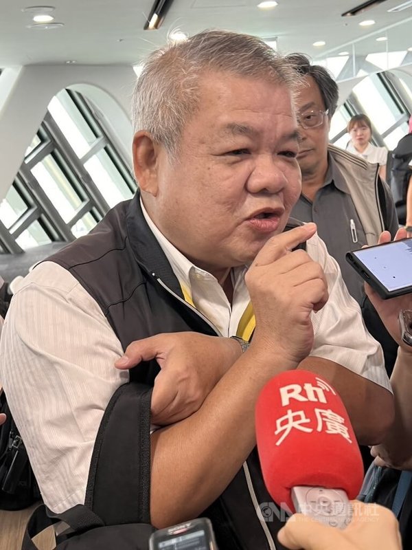「國道7號高雄路段計畫」部分標案流標、延宕，目前交通部高速公路局規劃，臨海路段土建標擬115年第4季上網公告，研議「拆標」，副局長彭煥儒（前）26日受訪表示，仍持續努力朝119年如期完工通車。中央社記者黃巧雯攝　115年8月26日