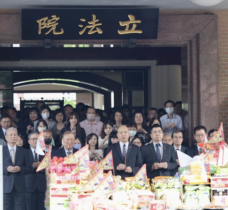 立法院26日下午在院區舉行115年度中元普渡，各單位人員在院長韓國瑜（前中）率領下，一同持香參拜祈福。中央社記者王飛華攝　115年8月26日