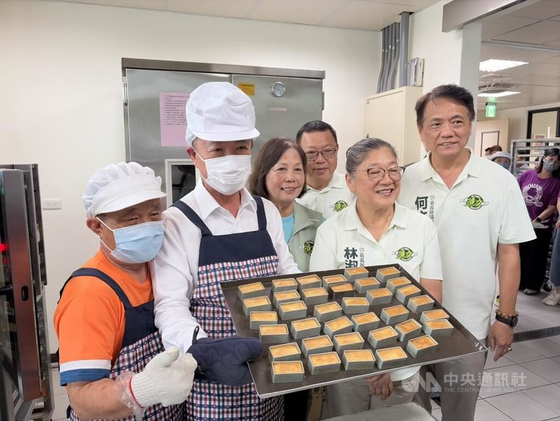 中秋佳節將至，嘉義縣政府27日舉辦「2026年身心障礙機構團體及庇護工場秋節產品行銷活動」，縣長翁章梁（左2）化身烘焙學員，邀請大家一同支持縣內身心障礙機構團體及庇護工場秋節禮盒。中央社記者蔡智明攝　115年8月27日