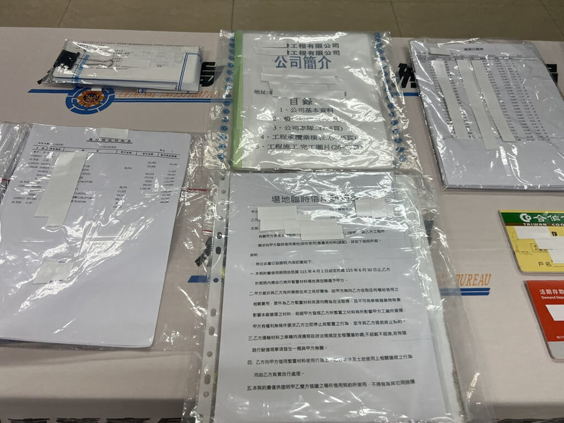 刑事局27日宣破獲砂石場違法收購7000餘噸營建土石方，警方循線逮捕羅姓負責人、砂石車司機等共17人，搜出進貨統計報表等各項財務資料。（警方提供）中央社記者劉建邦傳真　115年8月27日