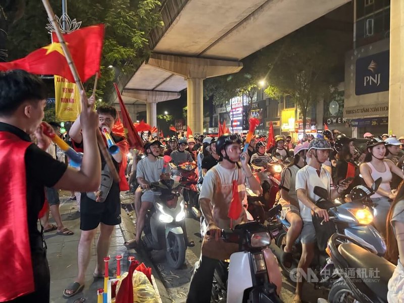 26日晚間，越南在兩年一度的東協足球錦標賽再度扳倒宿敵泰國，以總分4比2成功衛冕二連霸，為隊史第四冠。民眾興奮衝上街頭「滴胞」，主幹道上擠滿歡慶群眾，機車狂按喇叭，情緒高漲。中央社記者曾婷瑄河內攝　115年8月27日