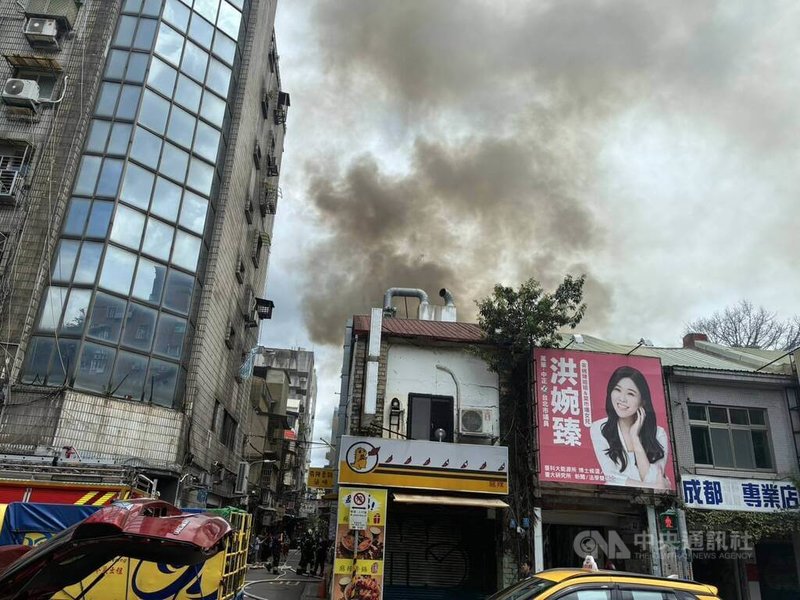 西門町商圈附近巷弄27日上午發生火警，台北市警消派大批人車趕赴現場發現，起火地點位於餐廳後方，火勢30分鐘內撲滅，起火原因待查。（翻攝照片）中央社記者劉建邦傳真　115年8月27日