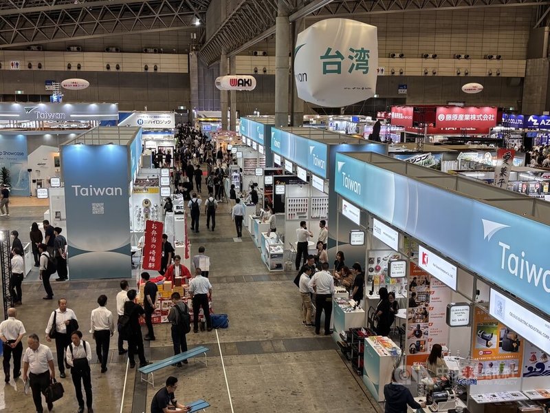 「JAPAN DIY HOMECENTER SHOW 2026」27日在幕張展覽館登場，「台灣館」同步舉行開幕式。台灣館共有49家優質企業參展，橫跨住宅裝修與維護、家居生活、五金工具、安全防護、配管及建築資材等5大領域。中央社記者戴雅真東京攝　115年8月27日
