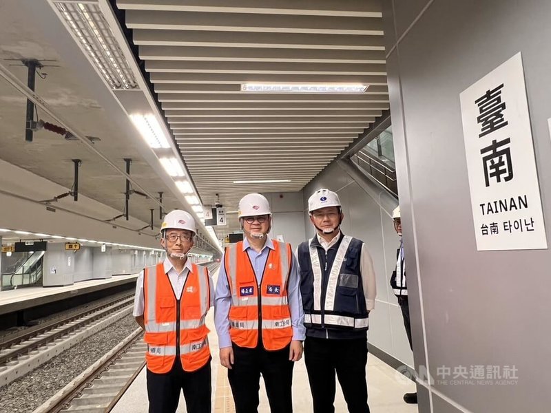 台南鐵路地下化原訂民國115年底第一階段通車，交通部鐵道局長楊正君（中）27日前往視察表示，預計9月辦理通車前履勘作業，最快提前至10月中旬通車。中央社記者黃巧雯攝　115年8月27日
